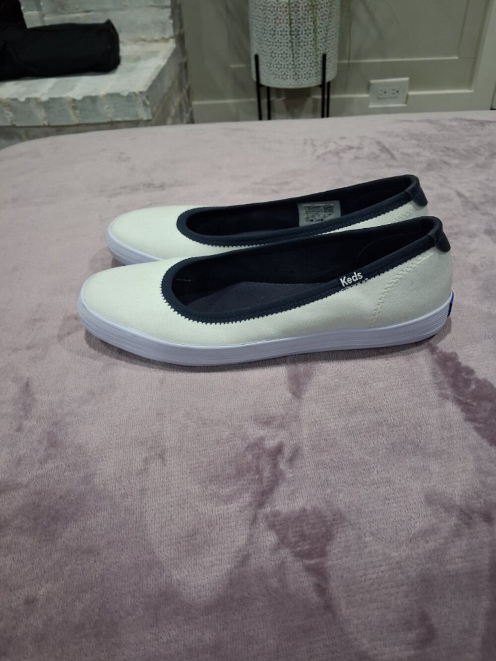 KEDS WHITE Slip-Ons size 9 - Picture 2 of 4